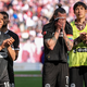 Anspannung im Abstiegskampf: Die Spieler des FC St. Pauli mit Kapitän Jackson Irvine (m) nach der Niederlage in Leipzig. - Foto: Jan Woitas/dpa