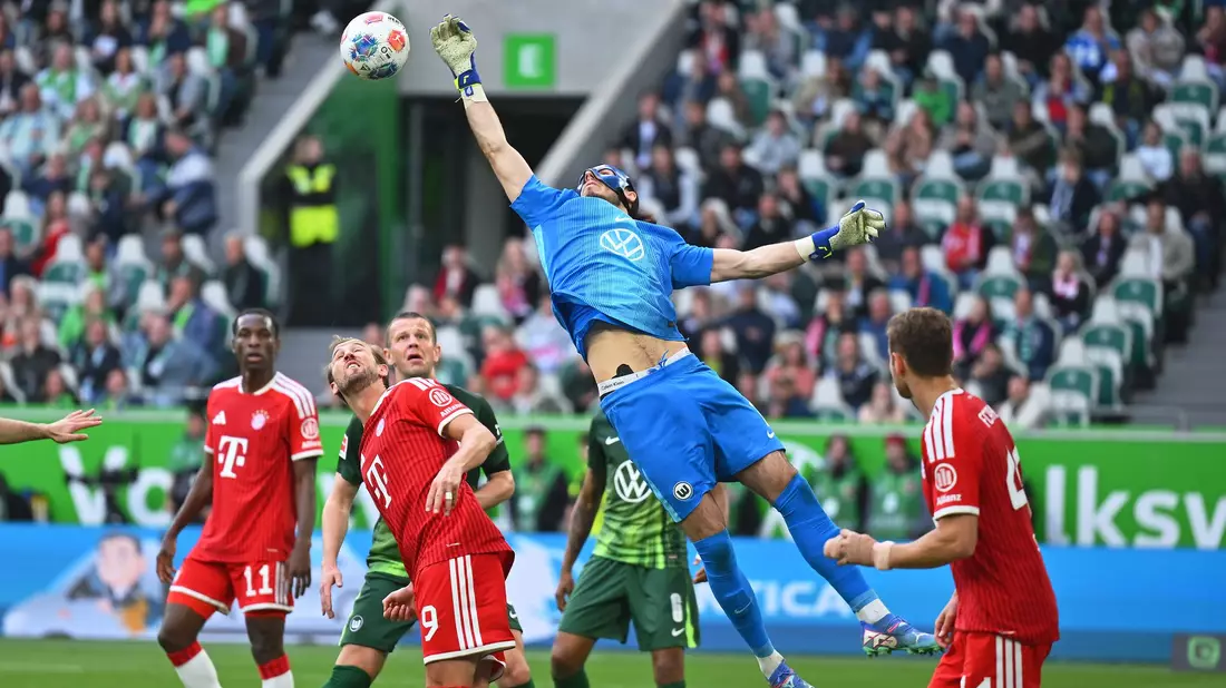 Rettungstat im Abstiegskampf: Wolfsburgs Torwart Kamil Grabara beim Spiel gegen Bayern München. - Bild: Swen Pförtner/dpa