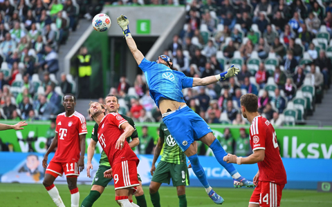 Rettungstat im Abstiegskampf: Wolfsburgs Torwart Kamil Grabara beim Spiel gegen Bayern München. - Foto: Swen Pförtner/dpa