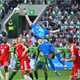 Rettungstat im Abstiegskampf: Wolfsburgs Torwart Kamil Grabara beim Spiel gegen Bayern München. - Foto: Swen Pförtner/dpa