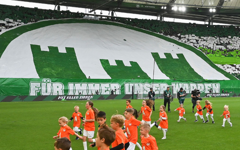 Das neue alte Wappen des VfL Wolfsburg wird vor dem Spiel gegen Bayern München stolz von den Fans präsentiert. - Foto: Swen Pförtner/dpa