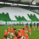 Das neue alte Wappen des VfL Wolfsburg wird vor dem Spiel gegen Bayern München stolz von den Fans präsentiert. - Foto: Swen Pförtner/dpa