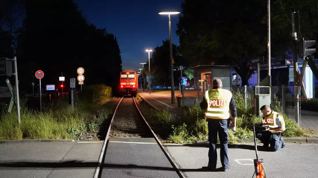 Nach dem Unfall vermessen Polizisten die Unglücksstelle.  - Bild: Reinert/swd-medien /dpa