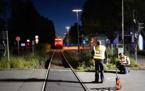 Nach dem Unfall vermessen Polizisten die Unglücksstelle.  - Foto: Reinert/swd-medien /dpa