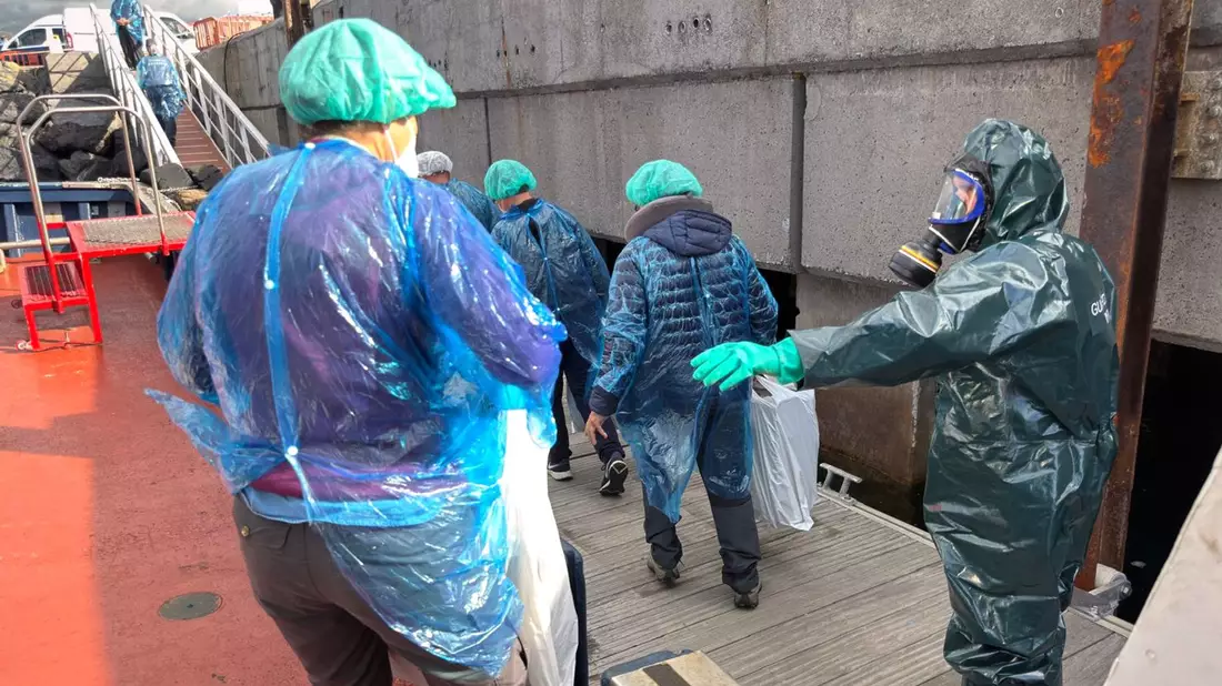 Passagiere dürfen nach einer ersten Untersuchung durch Ärzte auf Teneriffa die «Hondius» verlassen. - Bild: -/AP/dpa