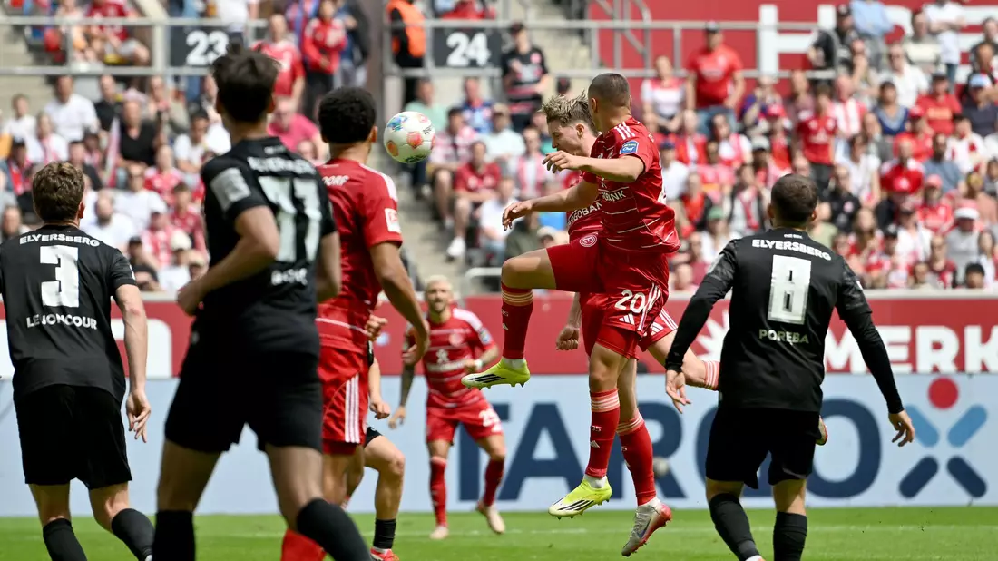 Elversberg lag gegen Düsseldorf 0:2 zur Pause zurück.  - Bild: Anke Waelischmiller/dpa