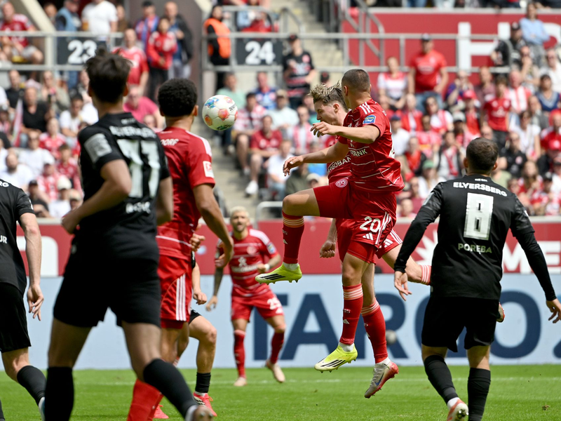 Elversberg lag gegen Düsseldorf 0:2 zur Pause zurück.  - Foto: Anke Waelischmiller/dpa