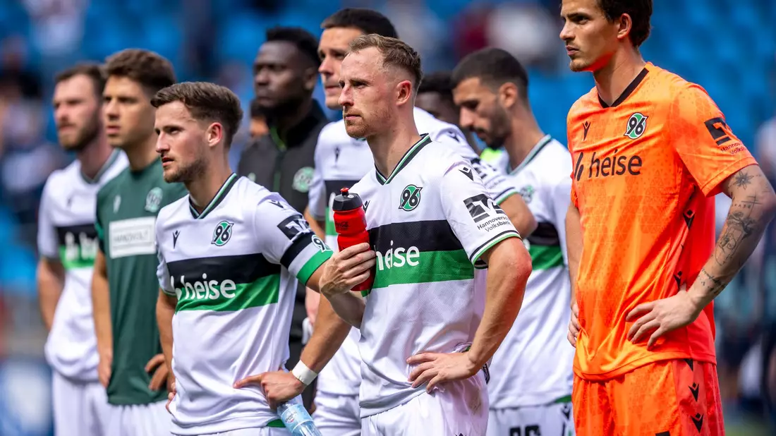 Doch auch Hannover 96 ließ erneut Punkt für den Aufstieg liegen.  - Bild: David Inderlied/dpa