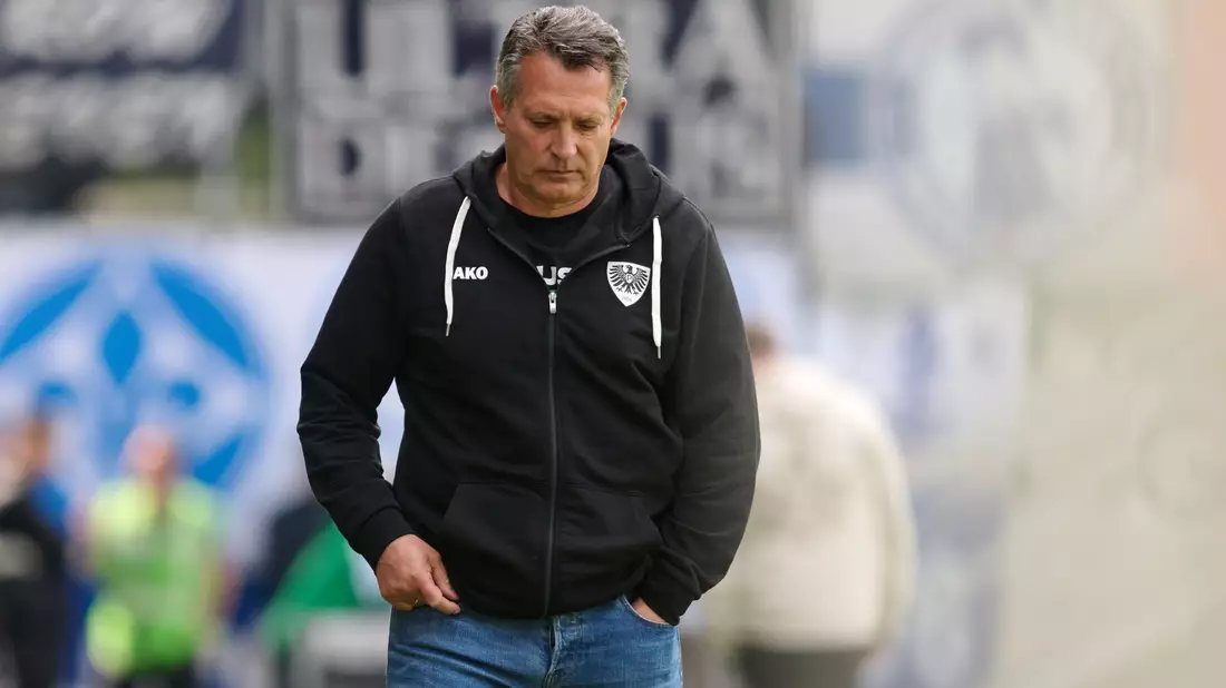 Preußen Münster und Trainer Alois Schwartz stehen als erster Absteiger aus der 2. Bundesliga fest.  - Bild: Bernd Thissen/dpa
