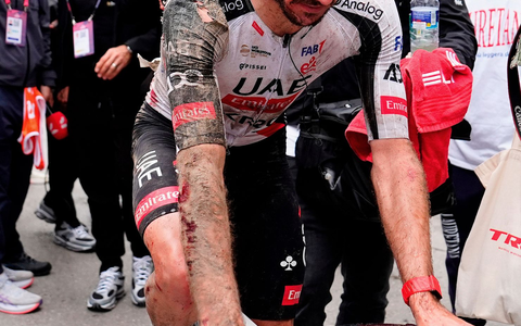 Trotz seines schweren Sturzes fuhr Adam Yates zunächst weiter. - Foto: Fabio Ferrari/LaPresse/AP/dpa