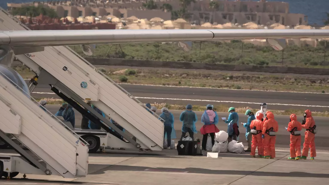 Erste Kreuzfahrtpassagiere wurden ausgeflogen. - Bild: Arturo Rodriguez/AP/dpa