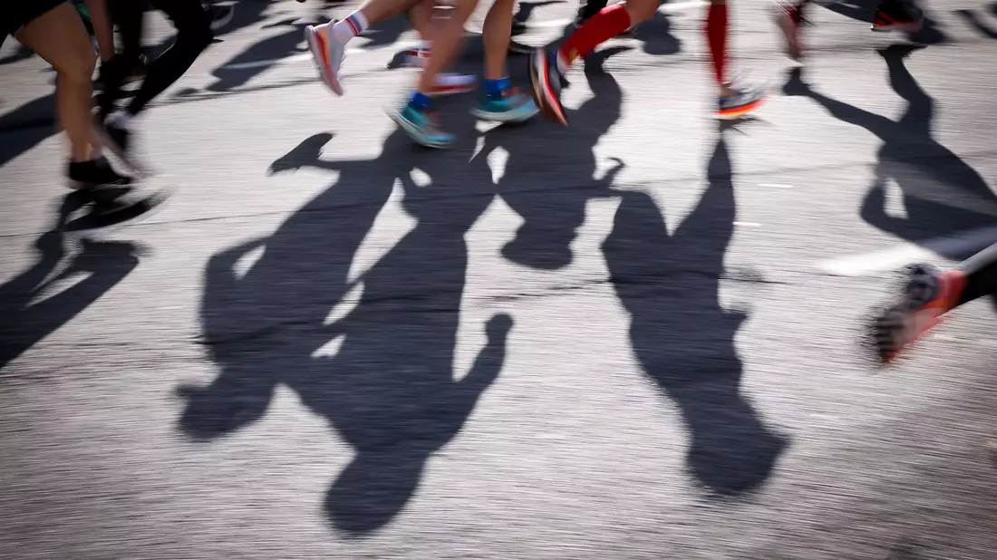 Beim Halbmarathon im niederländischen Leiden ist eine 15-Jährige zusammengebrochen und gestorben. (Symbolbild) - Bild: Christian Charisius/dpa