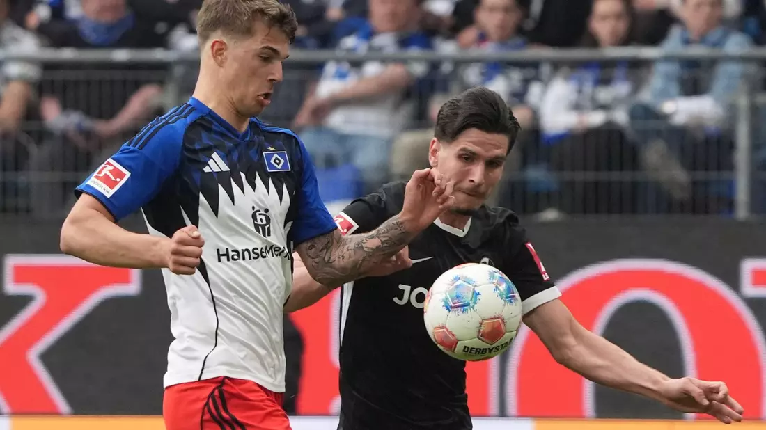 Torschützen unter sich: HSV-Verteidiger Luka Vuskovic (l) und Freiburgs Igor Matanovic.  - Bild: Marcus Brandt/dpa