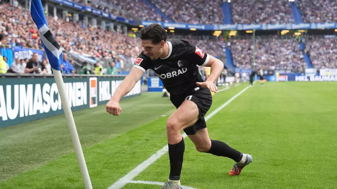 Umstrittener Jubel: Freiburgs Torschütze und Ex-St. Paulianer Igor Matanovic boxt eine HSV-Eckfahne nach seinem Treffer zum 1:1.   - Bild: Marcus Brandt/dpa