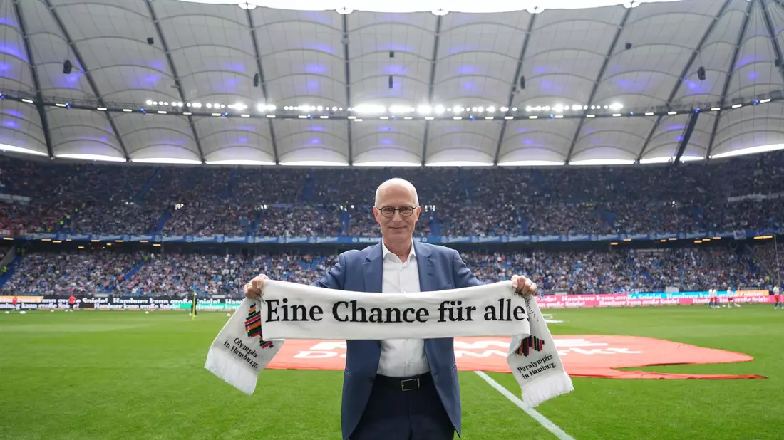 Olympia-Werbung für das Referendum: Hamburgs Erster Bürgermeister Peter Tschentscher (SPD) vor dem Anpfiff.   - Bild: Marcus Brandt/dpa