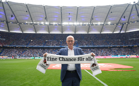 Olympia-Werbung für das Referendum: Hamburgs Erster Bürgermeister Peter Tschentscher (SPD) vor dem Anpfiff.   - Foto: Marcus Brandt/dpa