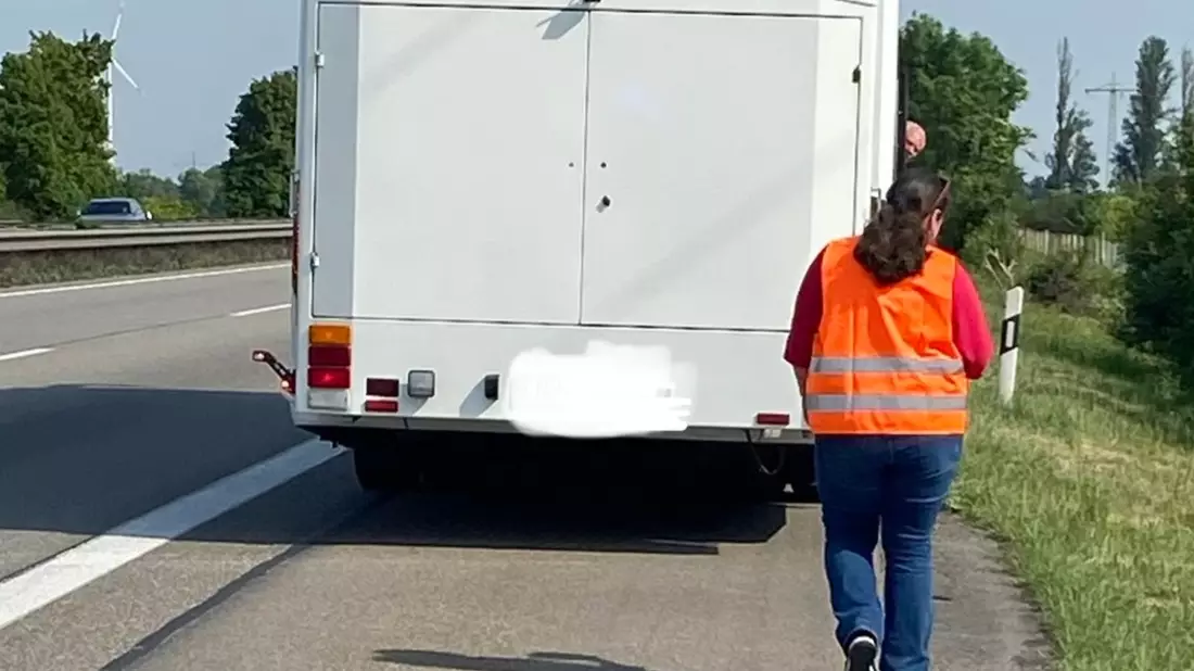 POL-PDNW: Autobahnpolizei Ruchheim - Panne mit Reisebus nimmt unerwartetes Ende - Bild: presseportal.de