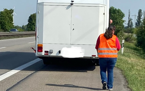 POL-PDNW: Autobahnpolizei Ruchheim - Panne mit Reisebus nimmt unerwartetes Ende - Foto: presseportal.de