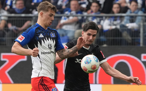 Torschützen unter sich: HSV-Verteidiger Luka Vuskovic (l) und Freiburgs Igor Matanovic.  - Foto: Marcus Brandt/dpa