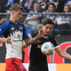 Torschützen unter sich: HSV-Verteidiger Luka Vuskovic (l) und Freiburgs Igor Matanovic.  - Foto: Marcus Brandt/dpa