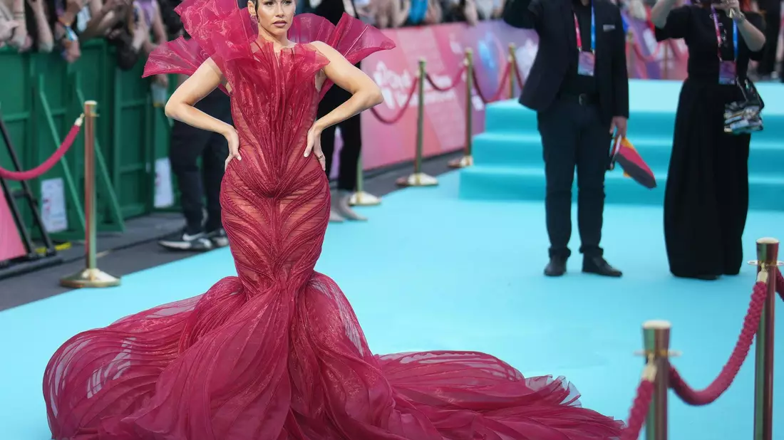 Das Lange Kleid von Sarah Engels war nicht immer einfach zu bändigen. - Bild: Georg Hochmuth/APA/dpa