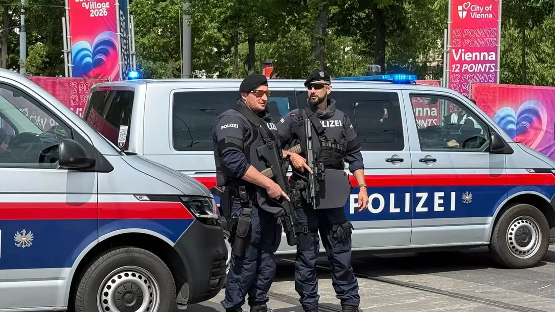 Schwerbewaffnete Polizisten bewachen das ESC-Village. - Bild: Matthias Röder/dpa