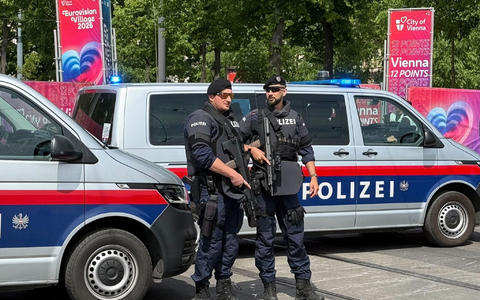Schwerbewaffnete Polizisten bewachen das ESC-Village. - Foto: Matthias Röder/dpa