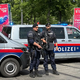 Schwerbewaffnete Polizisten bewachen das ESC-Village. - Foto: Matthias Röder/dpa