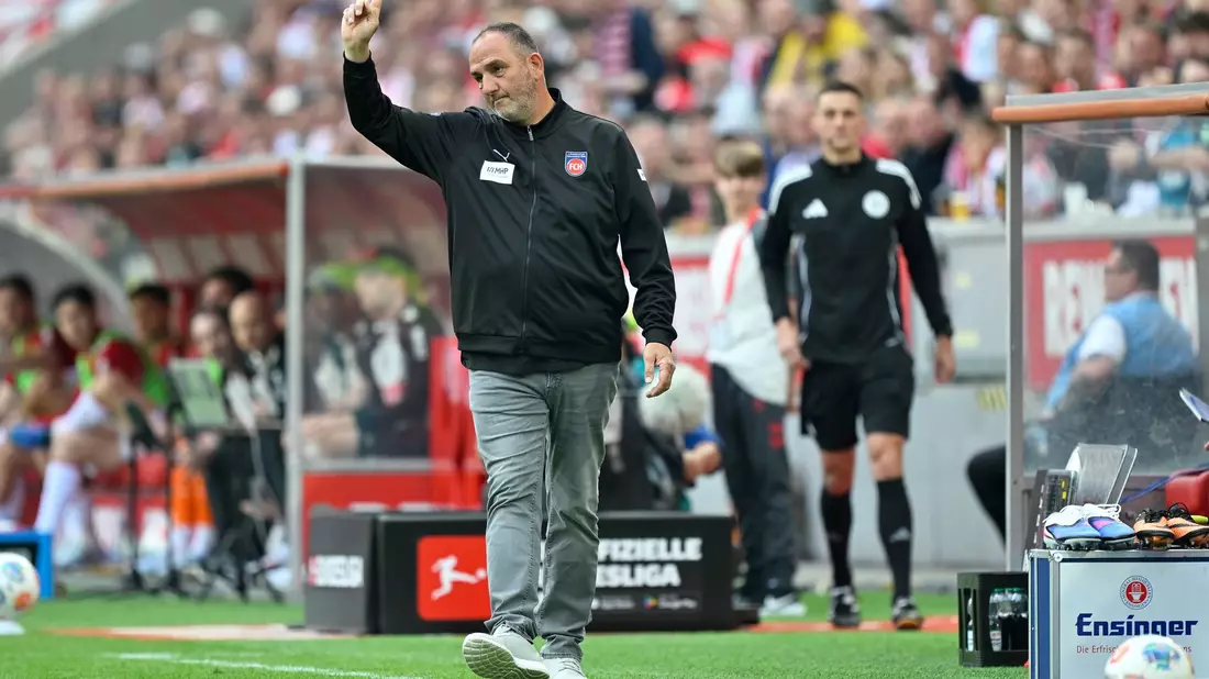 Heidenheim-Coach Frank Schmidt bastelt weiter am Wunder.  - Bild: Ulrich Hufnagel/dpa