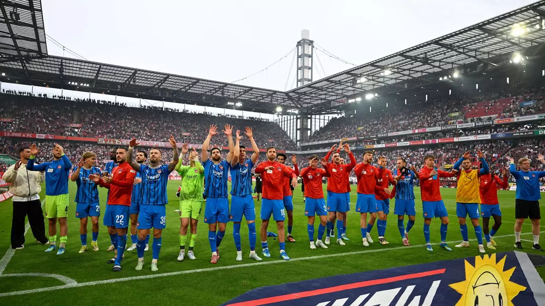 Die Heidenheimer feiern den Sieg mit ihren mitgereisten Fans. - Bild: Ulrich Hufnagel/dpa