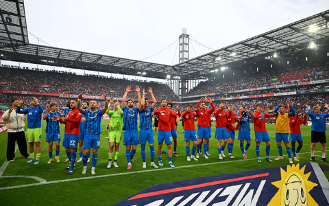 Die Heidenheimer feiern den Sieg mit ihren mitgereisten Fans. - Foto: Ulrich Hufnagel/dpa