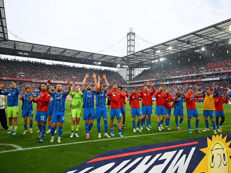 Die Heidenheimer feiern den Sieg mit ihren mitgereisten Fans. - Foto: Ulrich Hufnagel/dpa