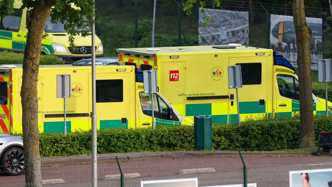 Am Flughafen Eindhoven nimmt medizinisches Personal die Passagiere des Kreuzfahrtschiffs in Empfang. - Bild: Christoph Reichwein/dpa
