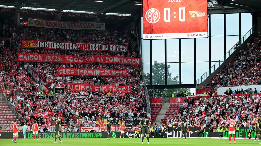 Union-Anhänger protestierten mit Tennisbällen gegen die Sonntagsansetzungen in dieser Saison. - Bild: Torsten Silz/dpa