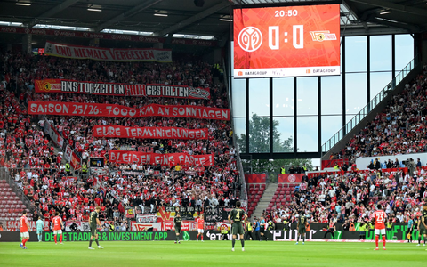 Union-Anhänger protestierten mit Tennisbällen gegen die Sonntagsansetzungen in dieser Saison. - Foto: Torsten Silz/dpa