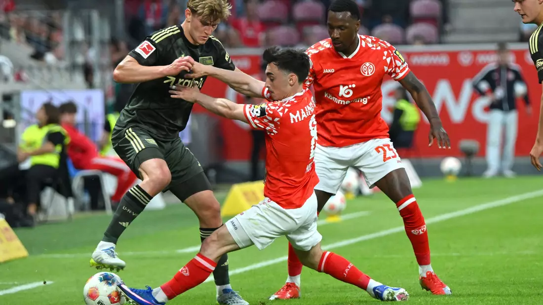 Der Mainzer Paul Nebel (r) bereitete das 1:1 vor. - Bild: Torsten Silz/dpa