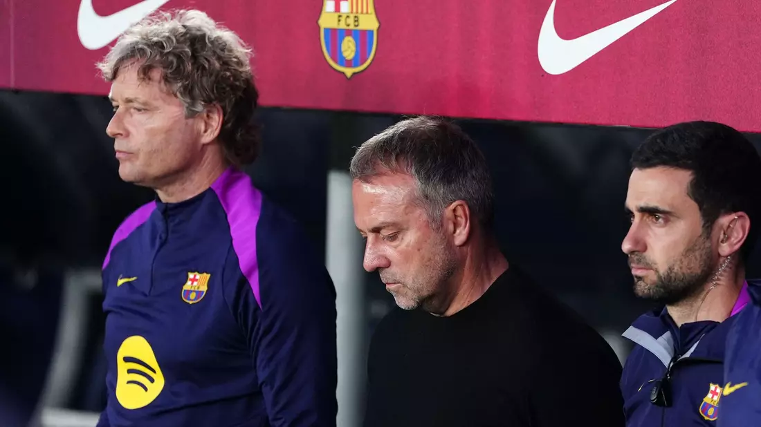Barcelonas Trainer Hansi Flick (M) trauert um seinen Vater. - Bild: Joan Mateu Parra/AP/dpa