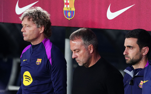 Barcelonas Trainer Hansi Flick (M) trauert um seinen Vater. - Foto: Joan Mateu Parra/AP/dpa