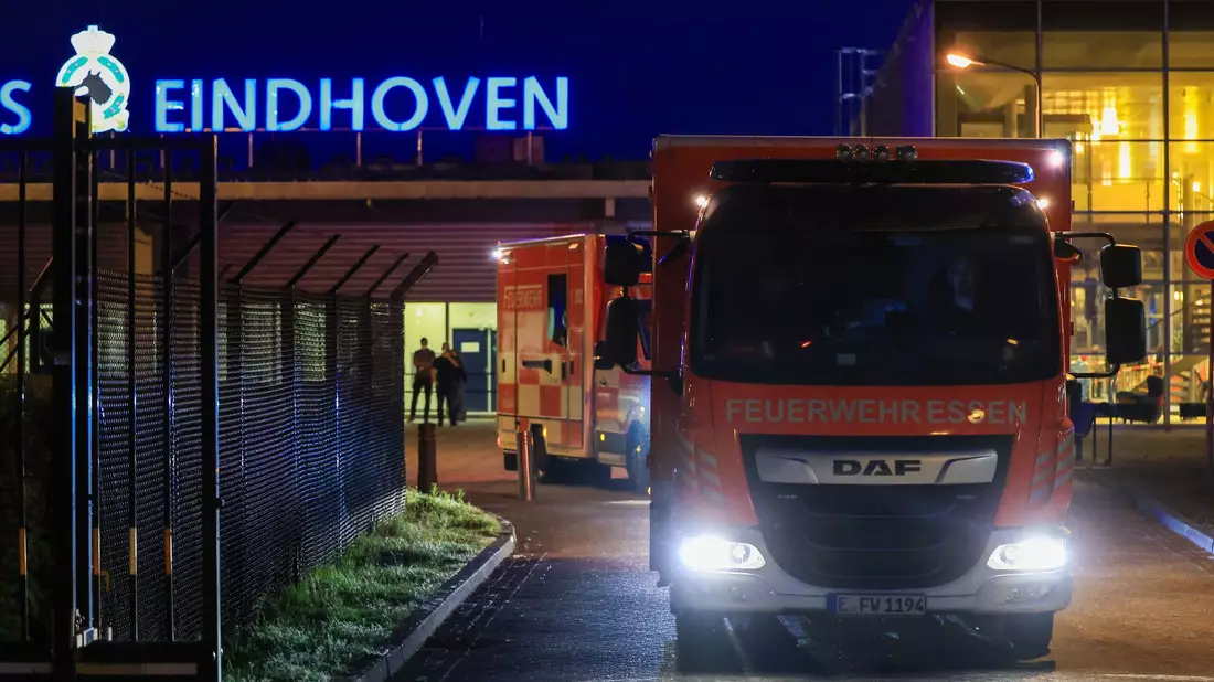 Von Eindhoven aus werden vier deutsche Passagiere der «Hondius» nach Frankfurt gebracht. - Bild: Christoph Reichwein/dpa