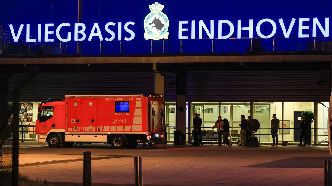 Am Flughafen in Eindhoven warteten bereits Rettungswagen auf die deutschen Passagiere. - Bild: Christoph Reichwein/dpa