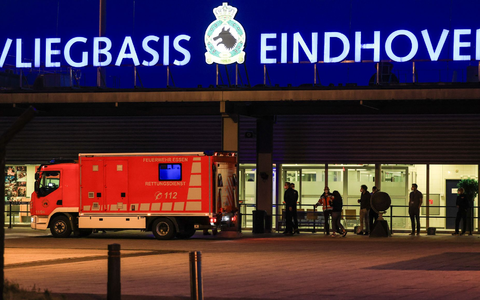 Am Flughafen in Eindhoven warteten bereits Rettungswagen auf die deutschen Passagiere. - Foto: Christoph Reichwein/dpa