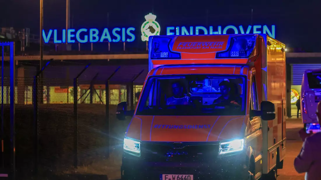 Unvorhergesehenes Ende einer Kreuzfahrt: Per Rettungswagen ging es für die deutschen Passagiere der «Hondius» nach Frankfurt. - Bild: Christoph Reichwein/dpa