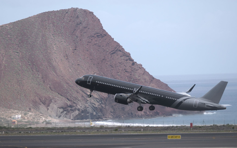 Die Passagiere waren zuvor von Teneriffa aus in die Niederlande gebracht worden. - Foto: Arturo Rodriguez/AP/dpa