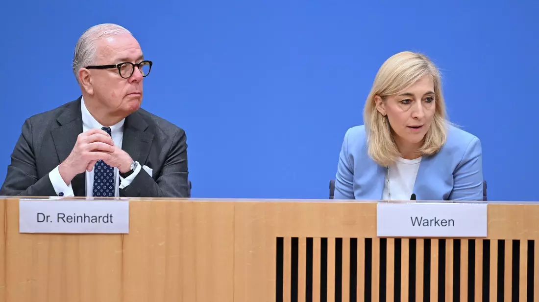 Ärztepräsident Reinhardt begrüßt Ministerin Warken beim Ärztetag - mit Kritik? (Archivbild) - Bild: Soeren Stache/dpa
