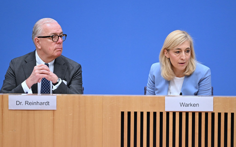 Ärztepräsident Reinhardt begrüßt Ministerin Warken beim Ärztetag - mit Kritik? (Archivbild) - Foto: Soeren Stache/dpa