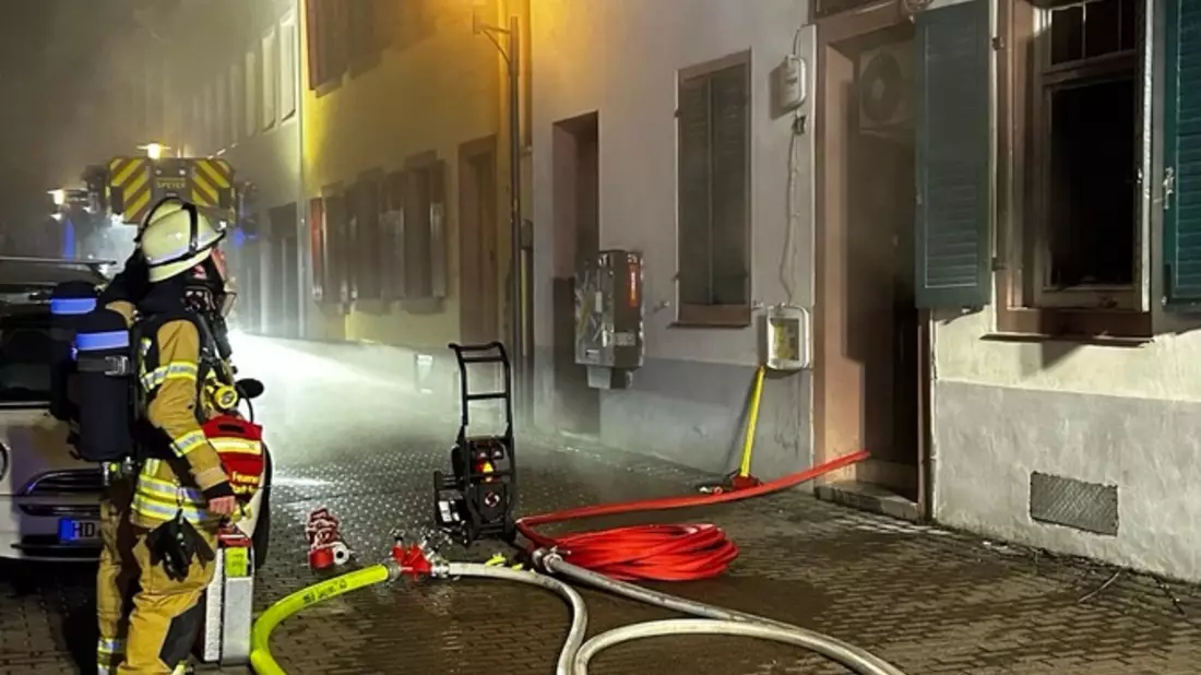 FW Speyer: Brand in ehemaliger Gaststätte in der Kutschergasse - drei Personen unverletzt gerettet. - Bild: presseportal.de