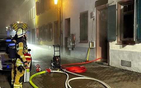 FW Speyer: Brand in ehemaliger Gaststätte in der Kutschergasse - drei Personen unverletzt gerettet. - Foto: presseportal.de