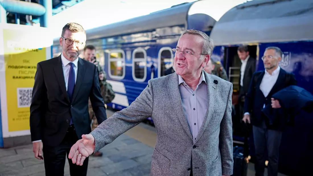 Der Verteidigungsminister will die Zusammenarbeit beider Staaten weiter ausbauen.  - Bild: Kay Nietfeld/dpa