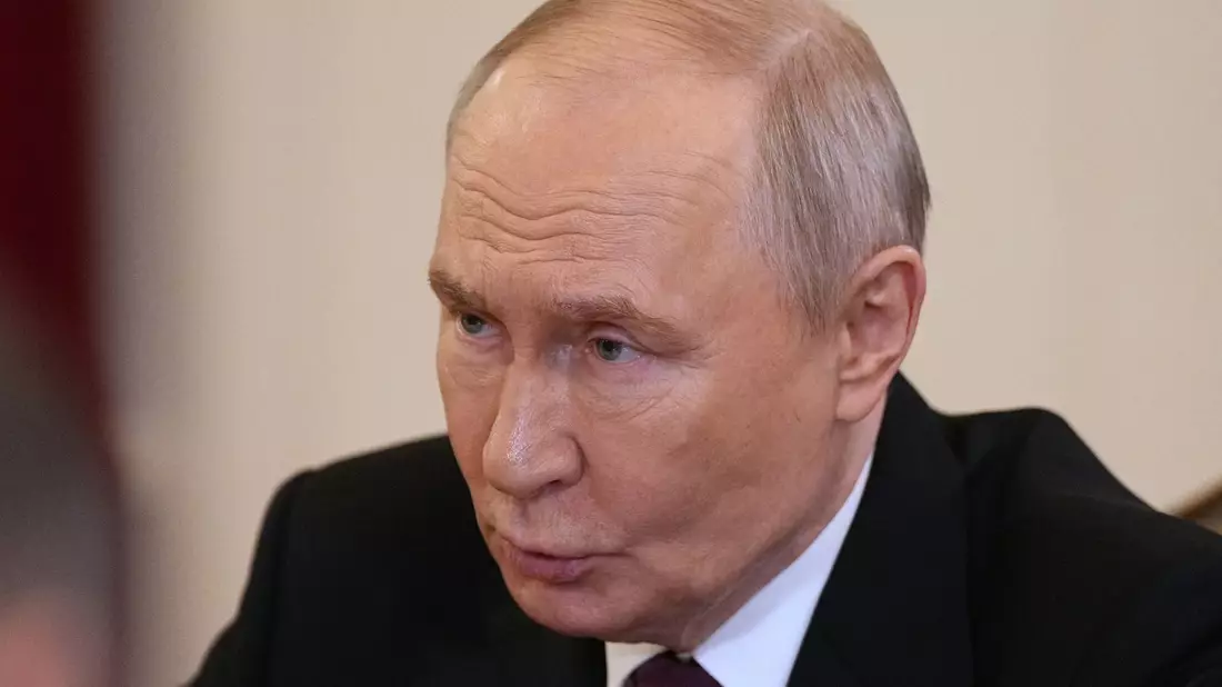 Der russische Präsident Wladimir Putin wird von Peter Sloterdijk als wesentlich gefährlicher eingeschätzt als Donald Trump (Archivbild). - Bild: Dmitri Lovetsky/Pool AP/AP/dpa