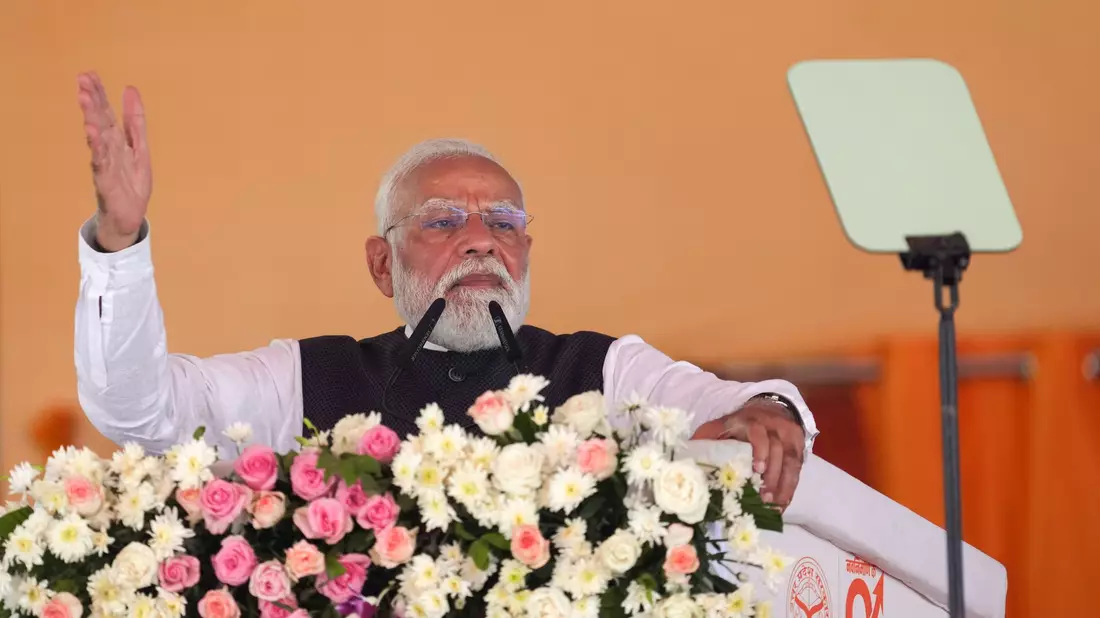 Narendra Modi wird von einigen seiner Anhänger als ein auf die Erde hinabgestiegener Gott betrachtet (Archivbild).  - Bild: Rajesh Kumar Singh/AP/dpa